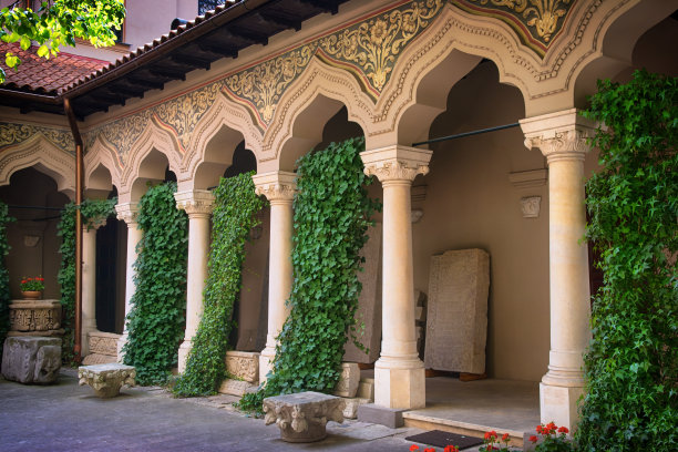 Stavropoleos修道院教堂的美丽庭院图片下载