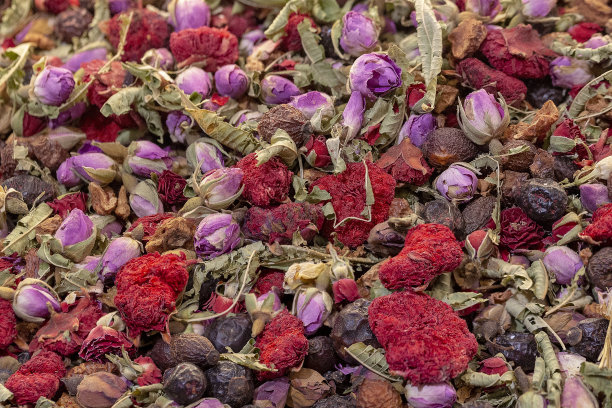 石榴和橘子的干花。特写照片图片下载