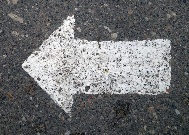 在柏油路上向左指向箭头。图片下载