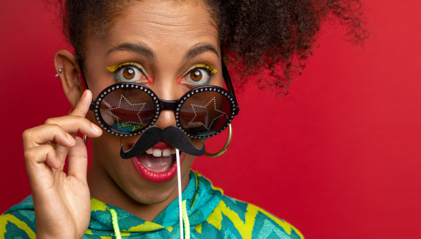 模特在拿硬纸板胡子开玩笑图片下载