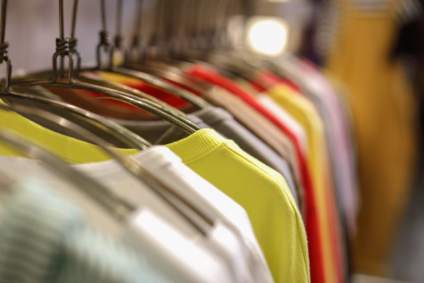 衣服挂在服装店的架子上图片下载