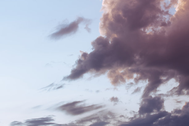 傍晚天空的明亮色彩图片下载