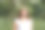 美丽浪漫的少女与绿色和白色的鲜花花环在户外的头。接近大自然。自然美景图片下载