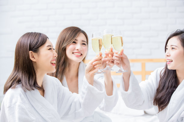 亚洲女性朋友喝香槟图片下载