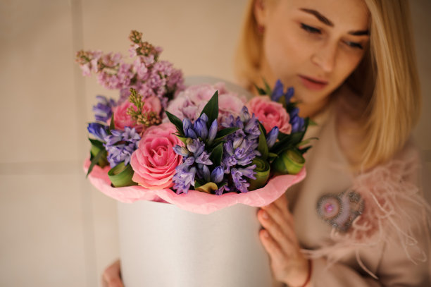 帽子盒里有花束的漂亮女孩图片下载