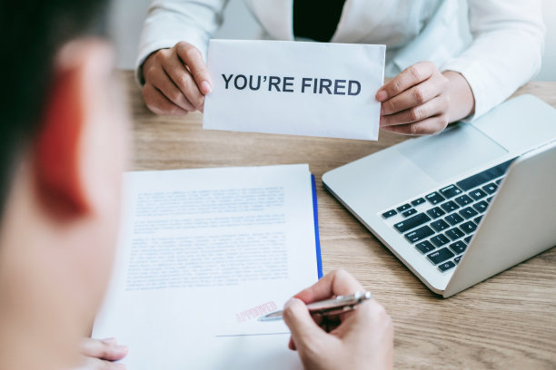 老板给商人发辞职信，强调辞职打包离开办公室，辞职概念图片下载