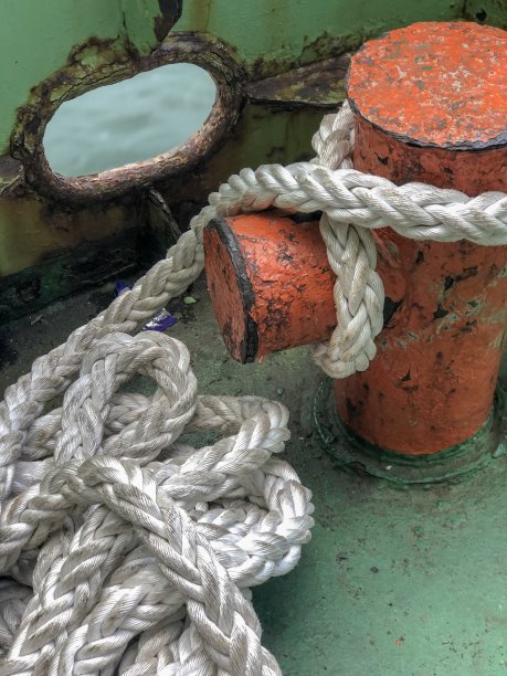 用绳子系在商业码头的钢系柱上图片下载