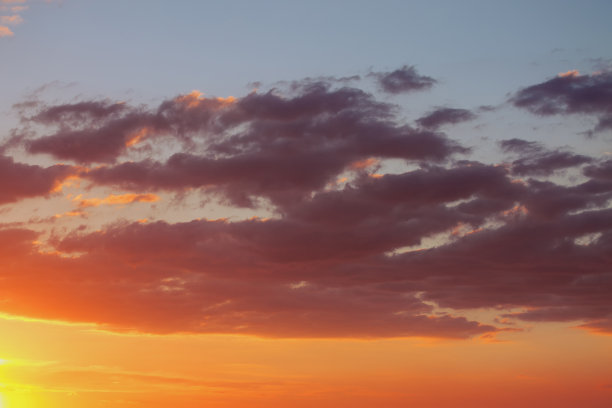 傍晚天空的明亮色彩图片下载