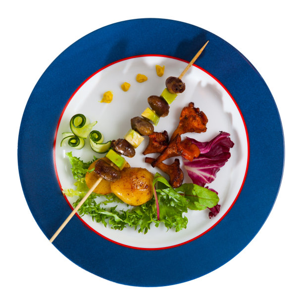 美味的羊肉串，由鸡心与牛油果和油炸鸡油菌图片下载