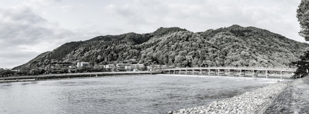 (灰)全景视图。清晨日本京都岚山图片下载