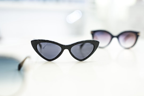 商店里的女士太阳镜。图片下载