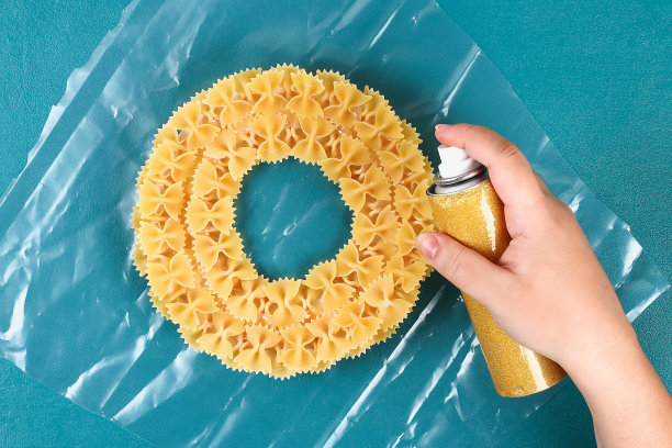 Diy圣诞面食花环在蓝色的背景。礼物创意，装饰圣诞，圣诞，新年图片下载