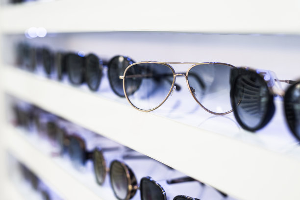 商店里的女士太阳镜。图片下载