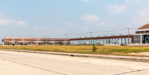 仓库前的绿地正在开发中图片下载