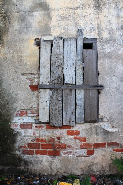 时髦的木制百叶窗在摇摇欲坠的灰泥和砖墙图片下载