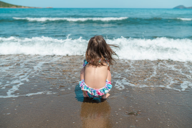 沙滩上的小女孩图片下载
