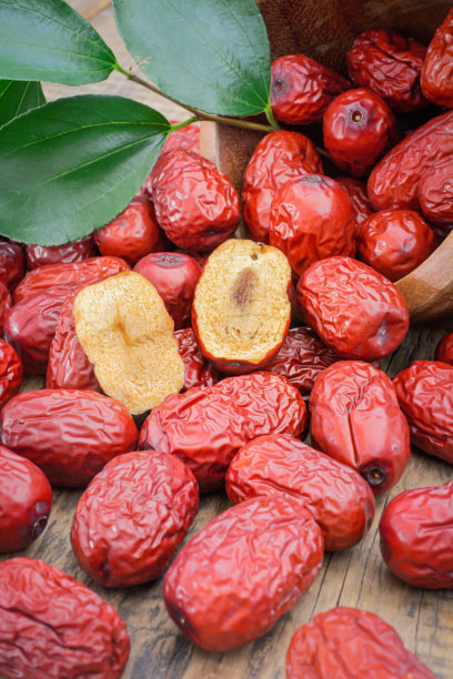 中国新疆绿叶红枣。图片下载