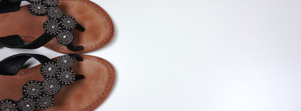 两个黑色设计的人字拖，拖鞋在白色的背景与您自己的文字空间图片下载