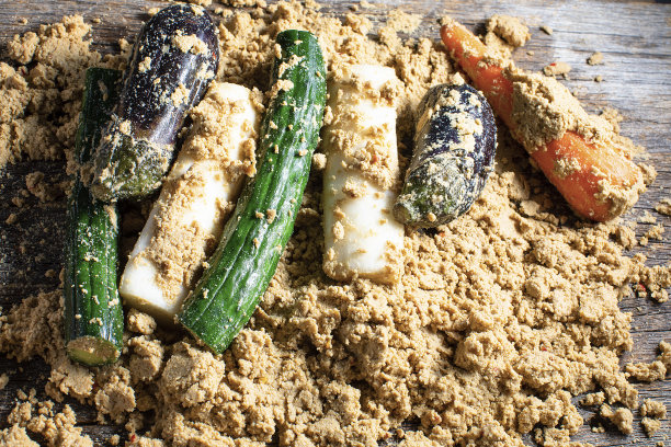 日式传统腌菜：糠渍茄子、黄瓜、萝卜和胡萝卜图片下载