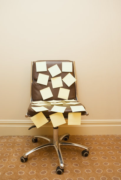 把它贴在椅子上图片下载