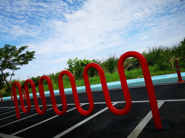 红色的自行车公园图片下载