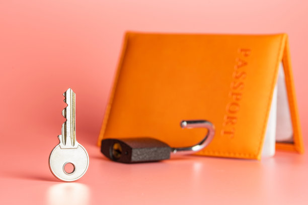 移民权利保护理念。钥匙和挂锁与护照作为安全和隐私的象征移民文件或泄露银行客户数据。图片下载