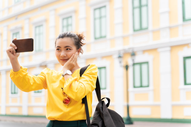快乐的女人在假期自拍图片下载