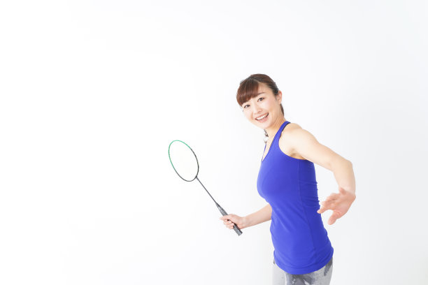 有球拍的年轻女子图片下载