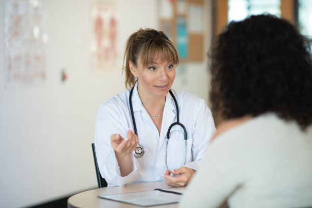 医生与病人交谈图片下载