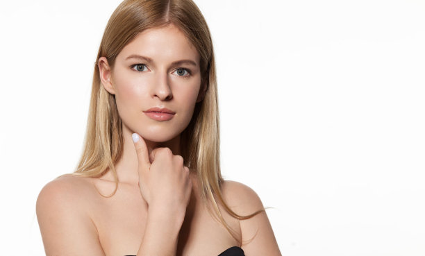 漂亮的年轻女子，有着迷人的眼睛图片下载