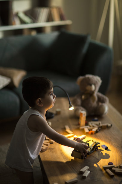 可爱的小男孩图片下载