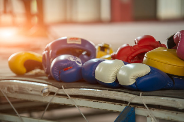 健身房拳击台上的拳击手套。图片下载