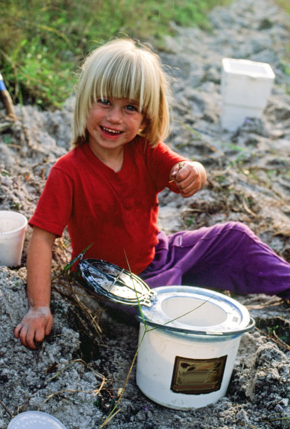 一个小孩拿着鱼饵图片下载
