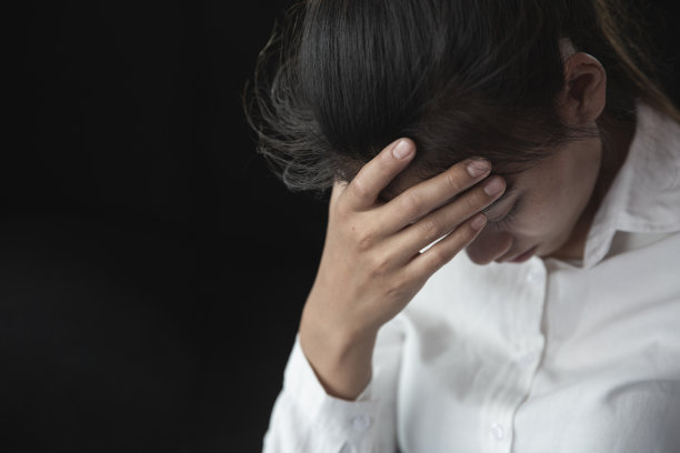 一个非常悲伤的成年女性哭泣的低饱和度垃圾摇滚图像图片下载