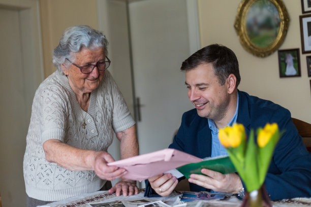 奶奶给成年的孙子看旧照片图片下载