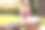 照片中的年轻女子工作与笔记本电脑，充电她的设备在创新的长凳上内置USB端口。现代智慧城市的绿色能源解决方案。替代能源、生态和在线工作概念。图片下载