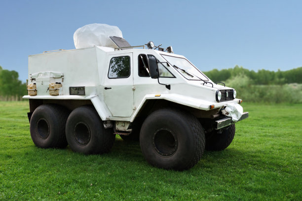 地质学用的白色沼泽探测车带着低压轮胎图片下载