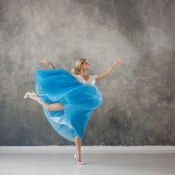 漂亮的金发长腿美女，穿着华丽的裙子，在跳舞图片下载