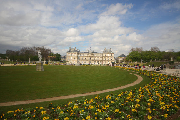 在法国巴黎美丽的绿地公园，放松在阴天的夏天，卢森堡花园图片下载