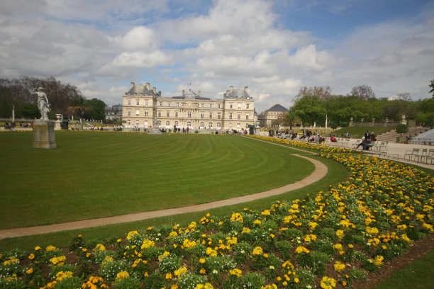 在法国巴黎美丽的绿地公园，放松在阴天的夏天，卢森堡花园图片下载