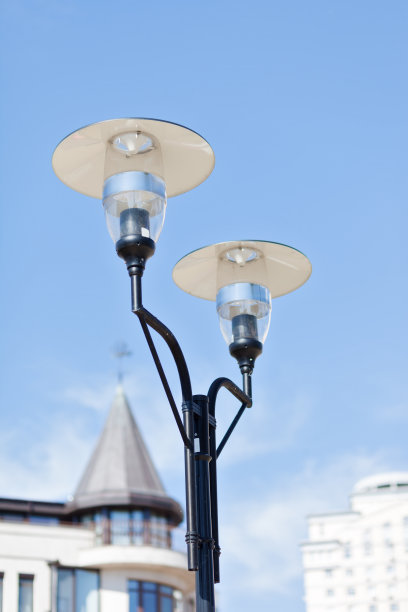 灯柱在多云的天空背景图片下载