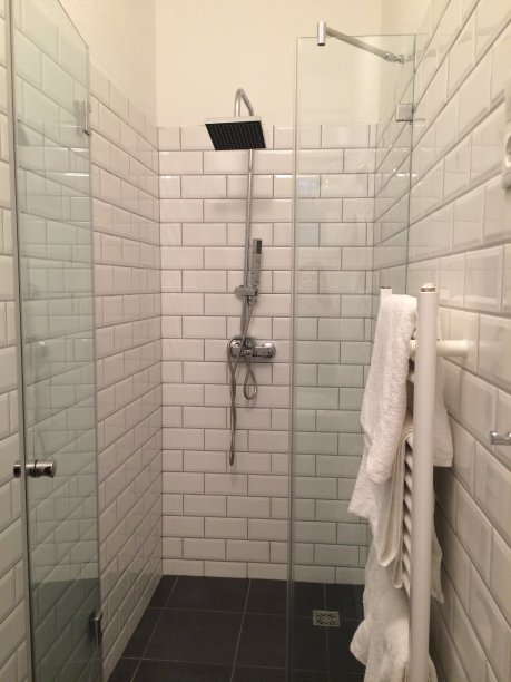 浴室内部采用白色现代设计图片下载