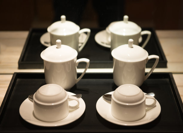 灯光下的一组中国瓷杯图片下载