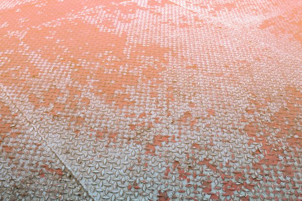 钢板表面铺装，生锈的金属垃圾背景(选择性聚焦)图片下载