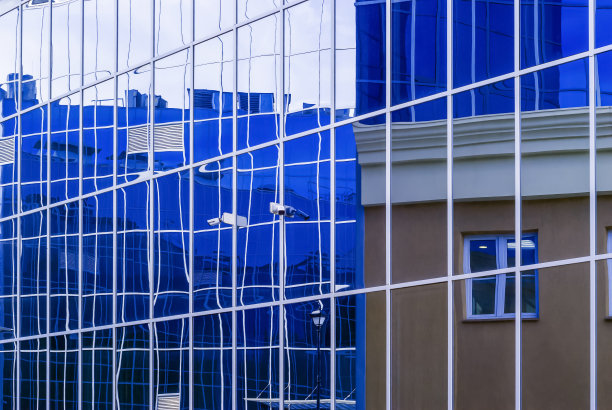 高科技城市形态，玻璃碎片和金属建筑立面图片下载