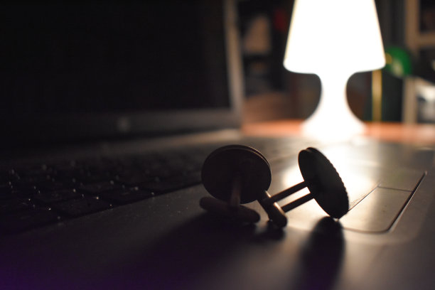 柔和的光线，笔记本关键字和袖扣图片下载