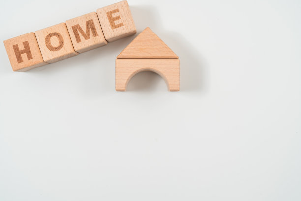 word HOME在木方骰子上的白色背景。图片下载