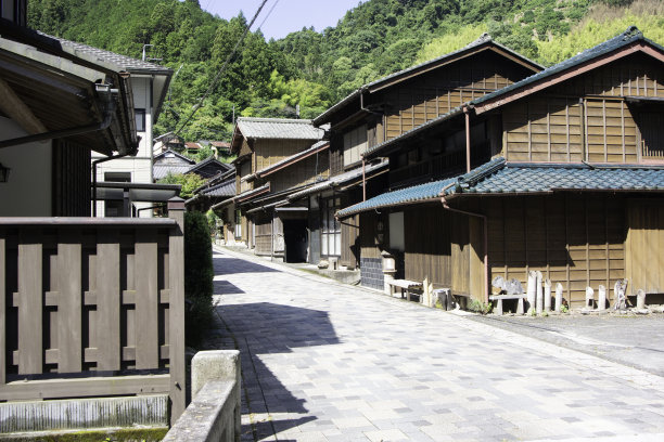 日本静冈县东海道老路上宇都谷山脚下的宇都谷村图片下载