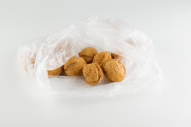 孤立在白色背景上的核桃图片下载