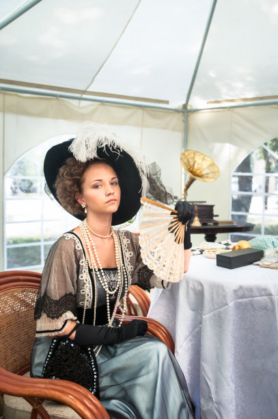 这女孩的肖像穿着老式的衣服图片下载